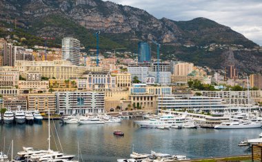 Monaco, Monte Carlo - 15 Eylül 2023: Monako Prensliğinde Günbatımı. Limanın ve Monte Carlo şehrinin lüks yatları ve yelkenli tekneleri var.