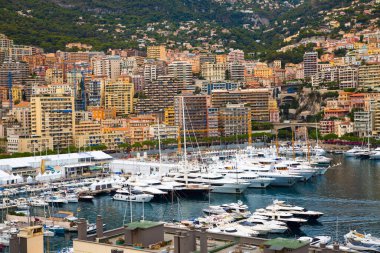 Monaco, Monte Carlo - 15 Eylül 2023: Monako Prensliğinde Günbatımı. Limanın ve Monte Carlo şehrinin lüks yatları ve yelkenli tekneleri var.