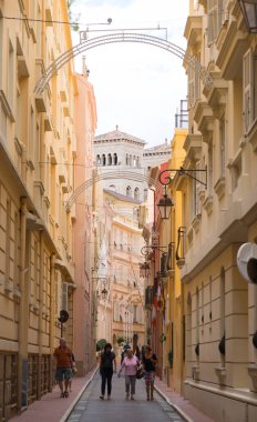 Monaco, Monte Carlo - 19 Eylül 2023: Rue Emile de Loth sokağı Palace 'a çıkıyor, Palace Hill' deki güzel binalar.