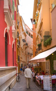 Monaco, Monte Carlo - 19 Eylül 2023: Rue Emile de Loth sokağı Palace 'a çıkıyor, Palace Hill' deki güzel binalar.