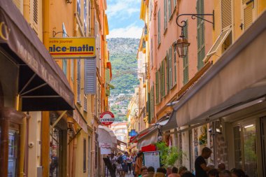 Monaco, Monte Carlo - 19 Eylül 2023: Rue Emile de Loth sokağı Palace 'a çıkıyor, Palace Hill' deki güzel binalar.