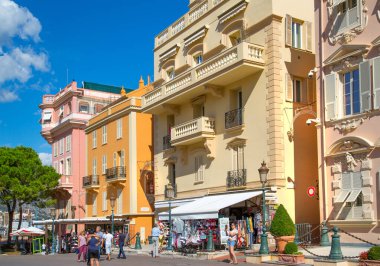Monaco, Monte Carlo - 19 Eylül 2023: Tarihi binalar, Monte Carlo Kalesi manzaralı