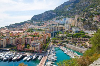Monaco, Monte Carlo - 17 Eylül 2023: lüks tekneleri ve yatları olan Monaco Limanı 'ndaki panoramik manzara. Monako şehri manzarası