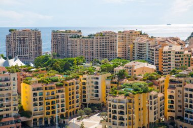 Monaco, Monte Carlo - 17 Eylül 2023: lüks tekneleri ve yatları olan Monaco Limanı 'ndaki panoramik manzara. Monako şehri manzarası