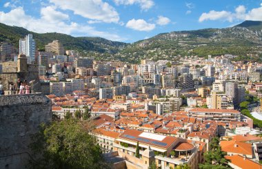 Monaco, Monte Carlo - 17 Eylül 2023: lüks tekneleri ve yatları olan Monaco Herkül limanında panoramik manzara. Güneşli bir günde Monako şehri manzarası