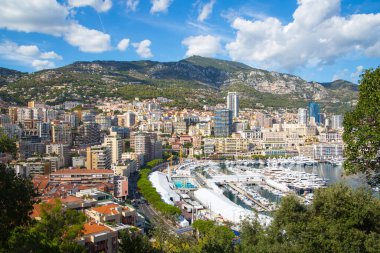 Monaco, Monte Carlo - 17 Eylül 2023: lüks tekneleri ve yatları olan Monaco Herkül limanında panoramik manzara. Güneşli bir günde Monako şehri manzarası