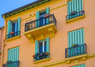 Monaco, Monte Carlo - 19 Eylül 2023: Rue Emile de Loth sokağı Palace 'a çıkıyor, Palace Hill' deki güzel binalar.
