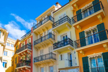 Monaco, Monte Carlo - 19 Eylül 2023: Rue Emile de Loth sokağı Palace 'a çıkıyor, Palace Hill' deki güzel binalar.