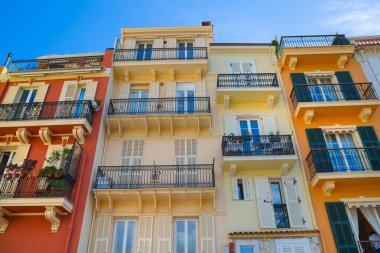 Monaco, Monte Carlo - 19 Eylül 2023: Rue Emile de Loth sokağı Palace 'a çıkıyor, Palace Hill' deki güzel binalar.