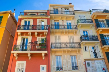 Monaco, Monte Carlo - 19 Eylül 2023: Rue Emile de Loth sokağı Palace 'a çıkıyor, Palace Hill' deki güzel binalar.