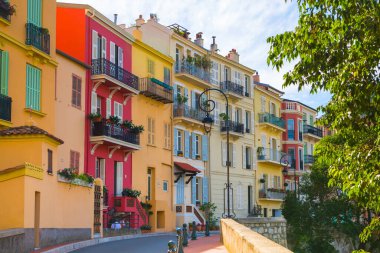 Monaco, Monte Carlo - 19 Eylül 2023: Rue Emile de Loth sokağı Palace 'a çıkıyor, Palace Hill' deki güzel binalar.