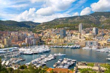 Monaco, Monte Carlo - 17 Eylül 2023: lüks tekneleri ve yatları olan Monaco Herkül limanında panoramik manzara. Güneşli bir günde Monako şehri manzarası