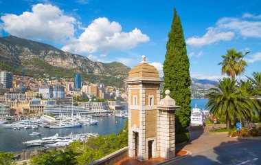 Monaco, Monte Carlo - 17 Eylül 2023: lüks tekneleri ve yatları olan Monaco Herkül limanında panoramik manzara. Güneşli bir günde Monako şehri manzarası