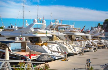 Monaco, Monte Carlo - 17 Eylül 2023: lüks tekneleri ve yatları olan Monaco Herkül limanında panoramik manzara. Güneşli bir günde Monako şehri manzarası