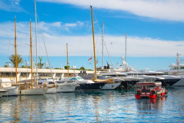 Monaco, Monte Carlo - 17 Eylül 2023: lüks tekneleri ve yatları olan Monaco Herkül limanında panoramik manzara. Güneşli bir günde Monako şehri manzarası