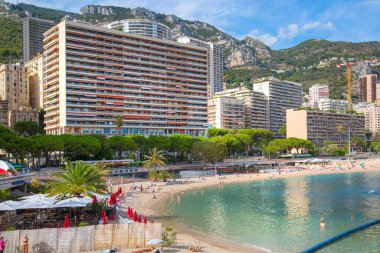 Monaco, Monte Carlo - 17 Eylül 2023: Princesse Grace Bulvarı manzaralı deniz kenarında apartman binaları