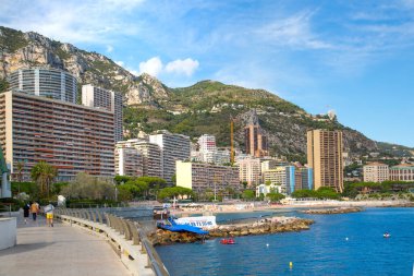 Monaco, Monte Carlo - 17 Eylül 2023: Princesse Grace Bulvarı manzaralı deniz kenarında apartman binaları
