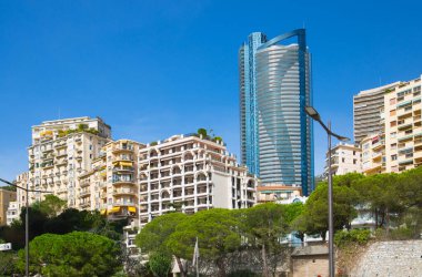 Monaco, Monte Carlo - 17 Eylül 2023: Princesse Grace Bulvarı manzaralı deniz kenarında apartman binaları