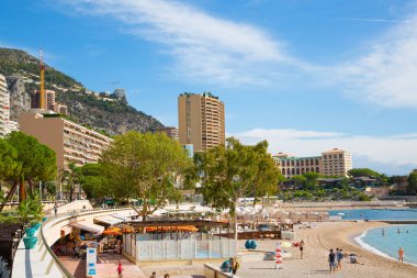 Monaco, Monte Carlo - 17 Eylül 2023: Princesse Grace Bulvarı manzaralı deniz kenarında apartman binaları