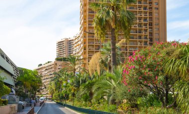 Monaco, Monte Carlo - 17 Eylül 2023: Princesse Grace Bulvarı manzaralı deniz kenarında apartman binaları