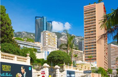 Monaco, Monte Carlo - 17 Eylül 2023: Princesse Grace Bulvarı manzaralı deniz kenarında apartman binaları