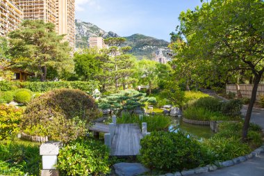 Monaco, Monte Carlo - 17 Eylül 2023: Jardin Japonais, Japon Bahçesi Prenses Grace Bulvarı üzerindeki belediye parkı. Tasarım Yasuo Beppu