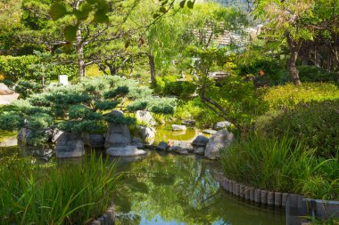 Monaco, Monte Carlo - 17 Eylül 2023: Jardin Japonais, Japon Bahçesi Prenses Grace Bulvarı üzerindeki belediye parkı. Tasarım Yasuo Beppu