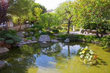 Monaco, Monte Carlo - 17 Eylül 2023: Jardin Japonais, Japon Bahçesi Prenses Grace Bulvarı üzerindeki belediye parkı. Tasarım Yasuo Beppu