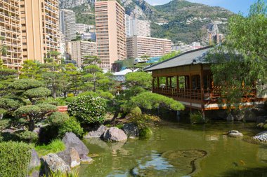 Monaco, Monte Carlo - 17 Eylül 2023: Jardin Japonais, Japon Bahçesi Prenses Grace Bulvarı üzerindeki belediye parkı. Tasarım Yasuo Beppu