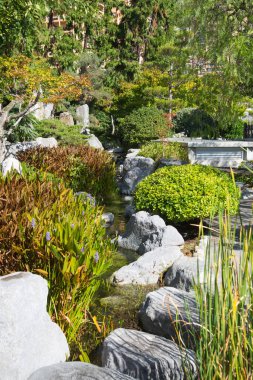 Monaco, Monte Carlo - 17 Eylül 2023: Jardin Japonais, Japon Bahçesi Prenses Grace Bulvarı üzerindeki belediye parkı. Tasarım Yasuo Beppu