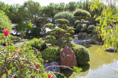 Monaco, Monte Carlo - 17 Eylül 2023: Jardin Japonais, Japon Bahçesi Prenses Grace Bulvarı üzerindeki belediye parkı. Tasarım Yasuo Beppu
