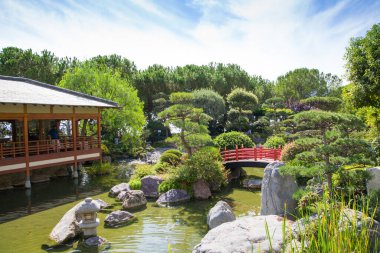 Monaco, Monte Carlo - 17 Eylül 2023: Jardin Japonais, Japon Bahçesi Prenses Grace Bulvarı üzerindeki belediye parkı. Tasarım Yasuo Beppu