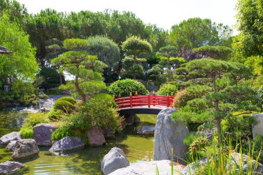 Monaco, Monte Carlo - 17 Eylül 2023: Jardin Japonais, Japon Bahçesi Prenses Grace Bulvarı üzerindeki belediye parkı. Tasarım Yasuo Beppu