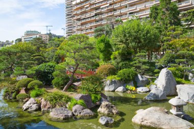 Monaco, Monte Carlo - 17 Eylül 2023: Jardin Japonais, Japon Bahçesi Prenses Grace Bulvarı üzerindeki belediye parkı. Tasarım Yasuo Beppu