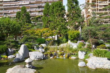 Monaco, Monte Carlo - 17 Eylül 2023: Jardin Japonais, Japon Bahçesi Prenses Grace Bulvarı üzerindeki belediye parkı. Tasarım Yasuo Beppu