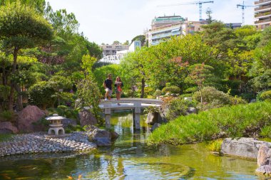 Monaco, Monte Carlo - 17 Eylül 2023: Jardin Japonais, Japon Bahçesi Prenses Grace Bulvarı üzerindeki belediye parkı. Tasarım Yasuo Beppu