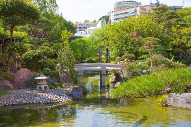 Monaco, Monte Carlo - 17 Eylül 2023: Jardin Japonais, Japon Bahçesi Prenses Grace Bulvarı üzerindeki belediye parkı. Tasarım Yasuo Beppu
