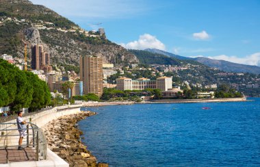 Monaco, Monte Carlo - 17 Eylül 2023: lüks tekneleri ve yatları olan Monaco Herkül limanında panoramik manzara. Güneşli bir günde Monako şehri manzarası