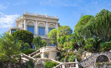 Monaco, Monte Carlo - 17 Eylül 2023: Merdivenler ve bahçe Monte Carlo kumarhanesine gider 