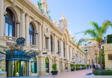 Monaco, Monte Carlo - 17 Eylül 2023: Güneşli bir günde Grand Casino manzarası 