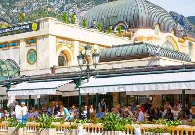 Monaco, Monte Carlo - 17 Eylül 2023: Grand Casino 'nun yanındaki kafede dinlenen ve içen insanlar