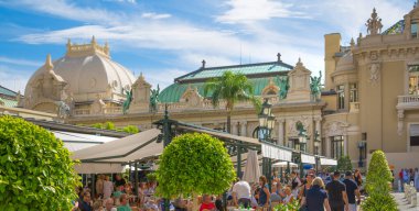 Monaco, Monte Carlo - 17 Eylül 2023: Grand Casino 'nun yanındaki kafede dinlenen ve içen insanlar