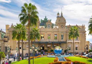 Monaco, Monte Carlo - 17 Eylül 2023: Güneşli bir günde Grand Casino manzarası 