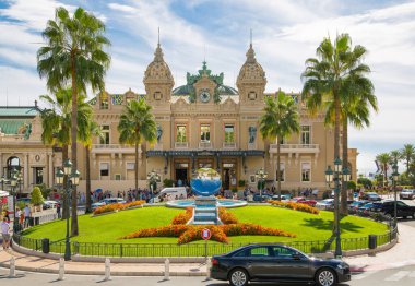 Monaco, Monte Carlo - 17 Eylül 2023: Güneşli bir günde Grand Casino manzarası 