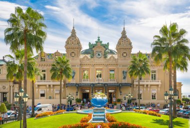 Monaco, Monte Carlo - 17 Eylül 2023: Güneşli bir günde Grand Casino manzarası 
