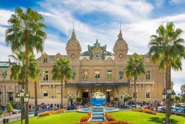 Monaco, Monte Carlo - 17 Eylül 2023: Güneşli bir günde Grand Casino manzarası 