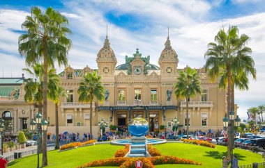 Monaco, Monte Carlo - 17 Eylül 2023: Güneşli bir günde Grand Casino manzarası 