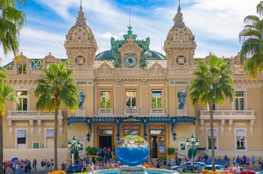 Monaco, Monte Carlo - 17 Eylül 2023: Güneşli bir günde Grand Casino manzarası 