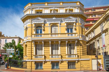 Monaco, Monte Carlo - 17 Eylül 2023: Monako 'nun güzel mimarisi, tarihi bina cephesi, Monte Carlo
