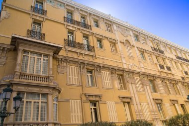 Monaco, Monte Carlo - 17 Eylül 2023: Monako 'nun güzel mimarisi, tarihi bina cephesi, Monte Carlo